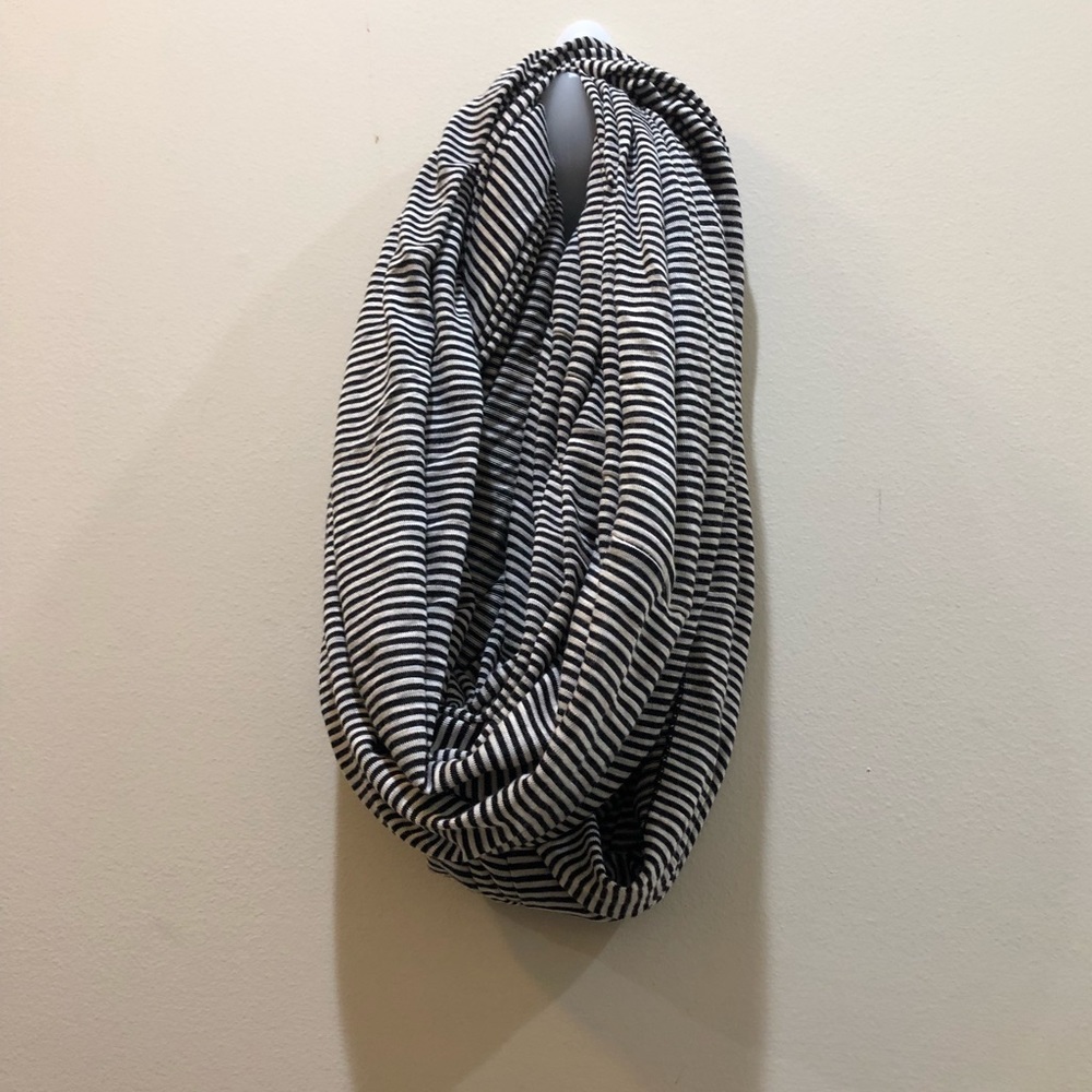 Old Navy Black/White Striped Neck Scarf